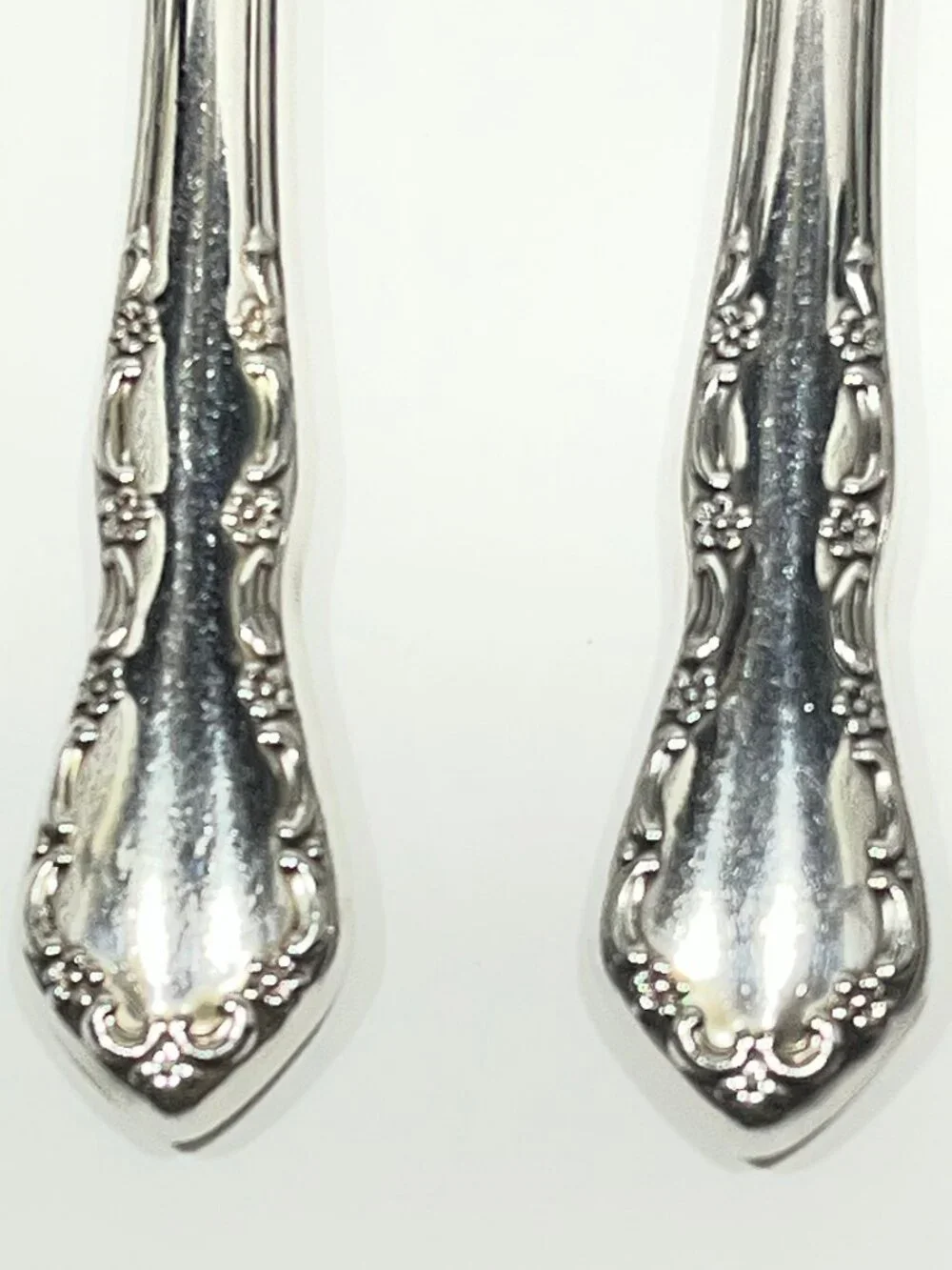 Set of 4 Oneida/Deluxe Distinction Stainless Steel MANSION HALL Dinner Knives